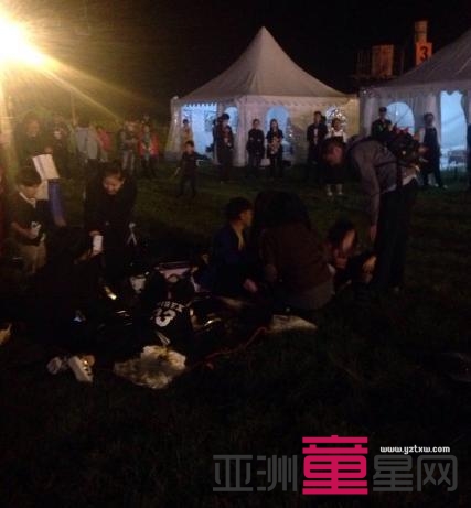 窦靖童内地首唱李亚鹏后台吸烟被拍 网友曝王菲现场照/组图
