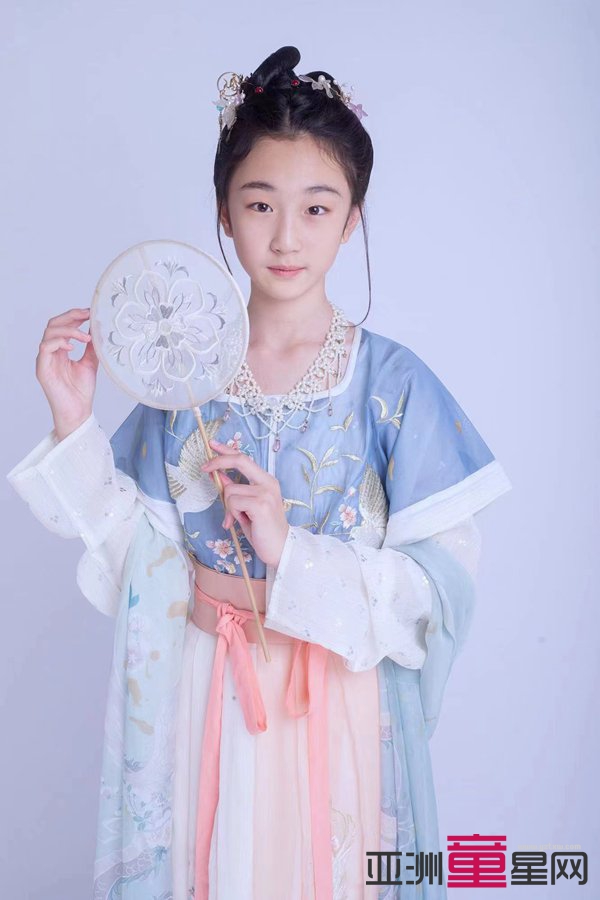被业界称为最美古装童星宋茉芯，本年度入围香港卫视#全球华语流行音乐金曲榜#最佳童星